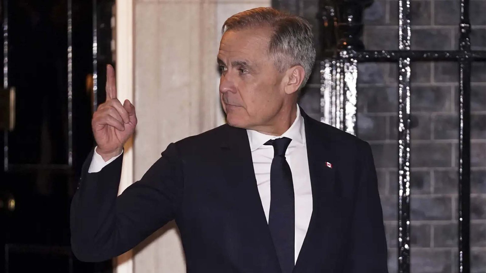 Mark Carney le doigt en l'air