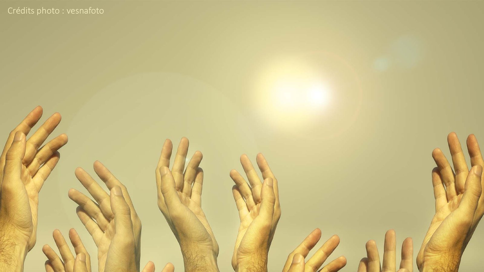 les mains en l'air d'adeptes de sectes
